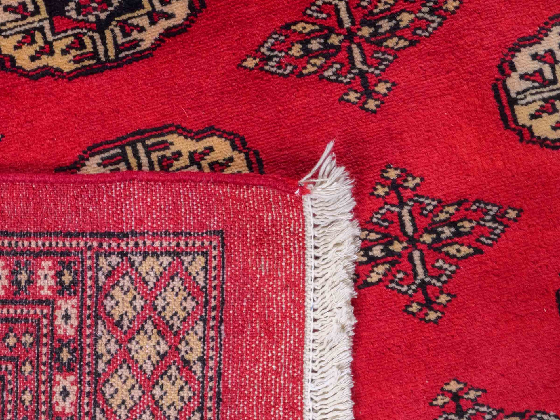 Handgeknüpfter Pakistani Bukhara Orientteppich von Khademi aus Wolle, rot. Klassisches, geometrisches Allover-Design. Traditionell von Hand geknüpft in Pakistan. Größe: 296 cm x 198 cm. Teppichnummer: RB3-1069. Verkauf durch Jupiter Intl.