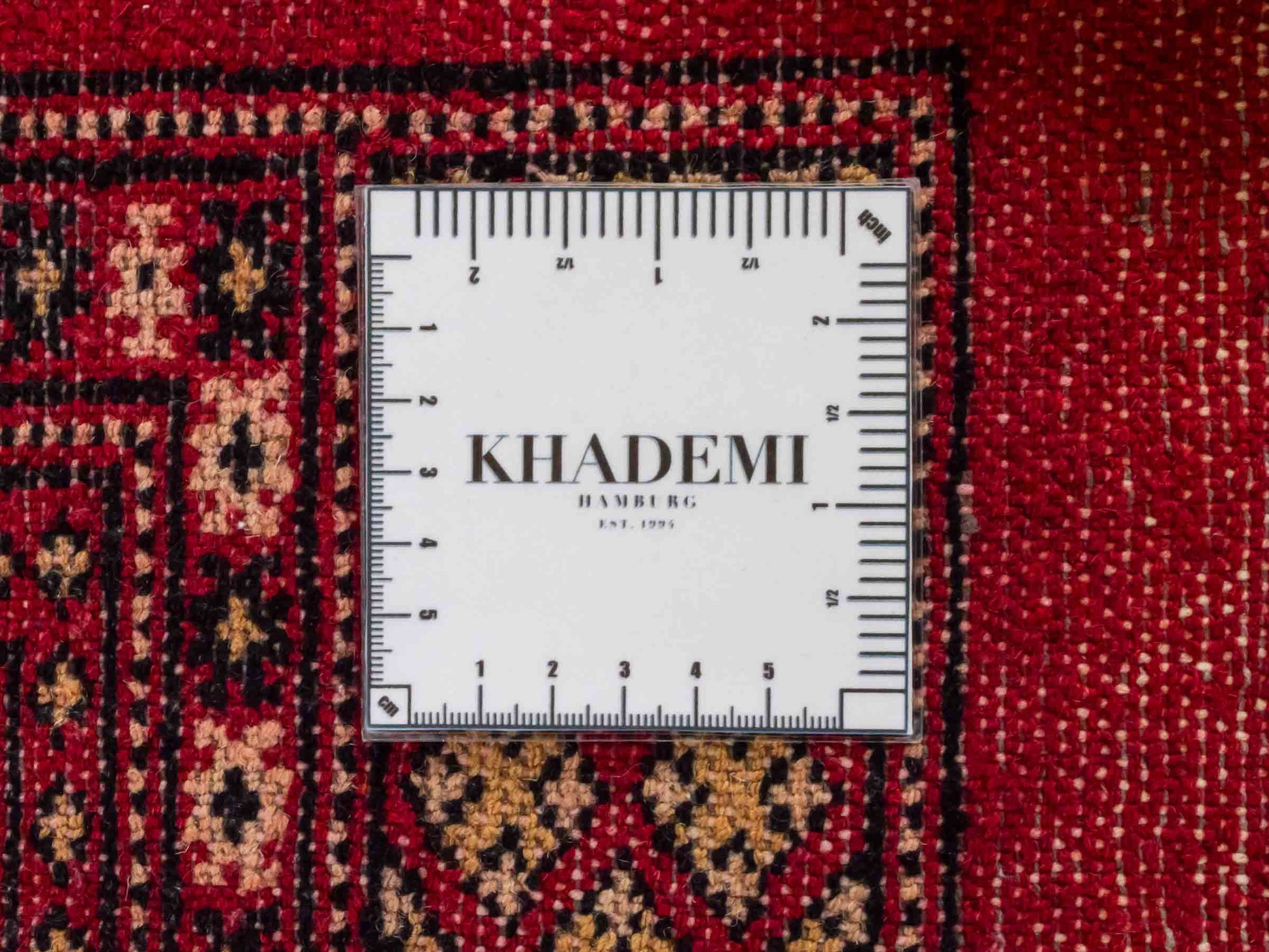 Handgeknüpfter Pakistani Bukhara Orientteppich von Khademi aus Wolle, rot. Klassisches, geometrisches Allover-Design. Traditionell von Hand geknüpft in Pakistan. Größe: 296 cm x 198 cm. Teppichnummer: RB3-1069. Verkauf durch Jupiter Intl.