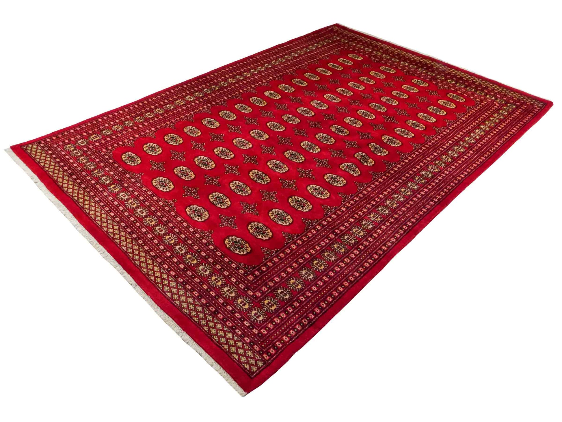 Handgeknüpfter Pakistani Bukhara Orientteppich von Khademi aus Wolle, rot. Klassisches, geometrisches Allover-Design. Traditionell von Hand geknüpft in Pakistan. Größe: 296 cm x 198 cm. Teppichnummer: RB3-1069. Verkauf durch Jupiter Intl.