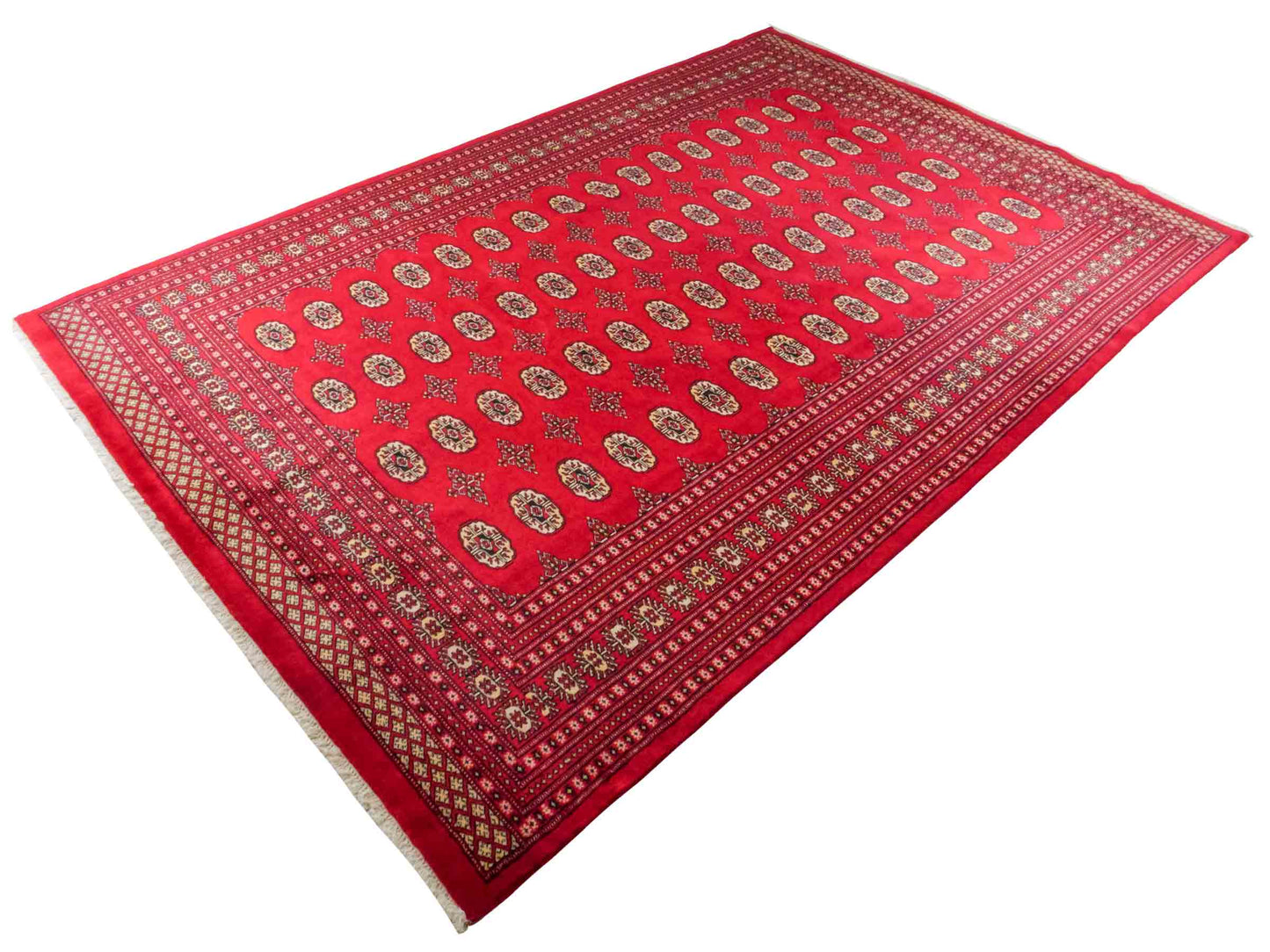 Handgeknüpfter Pakistani Bukhara Orientteppich von Khademi aus Wolle, rot. Klassisches, geometrisches Allover-Design. Traditionell von Hand geknüpft in Pakistan. Größe: 296 cm x 198 cm. Teppichnummer: RB3-1069. Verkauf durch Jupiter Intl.
