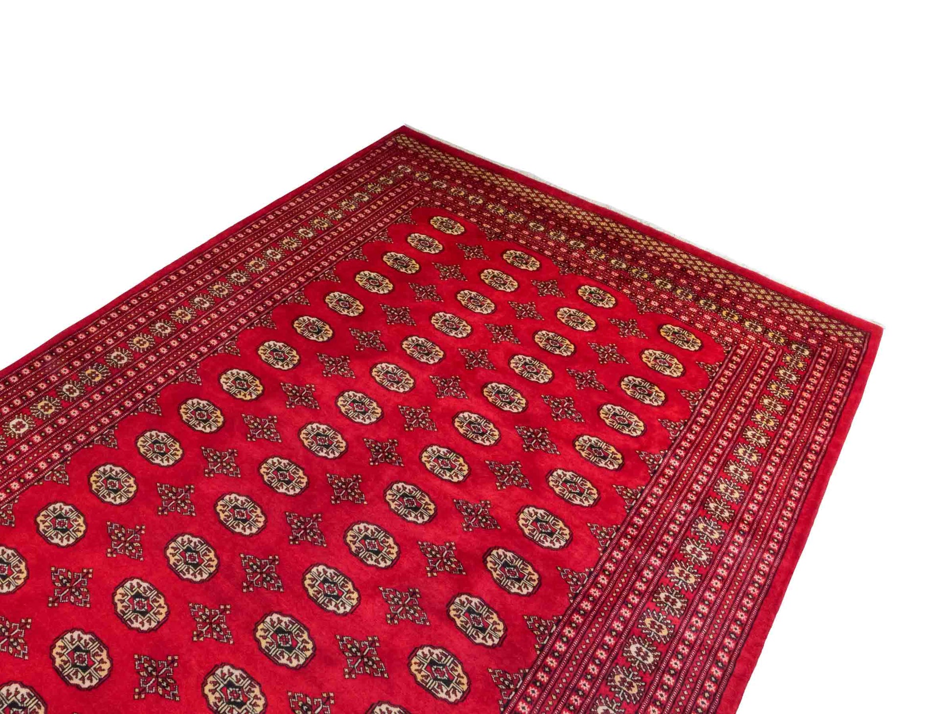 Handgeknüpfter Pakistani Bukhara Orientteppich von Khademi aus Wolle, rot. Klassisches, geometrisches Allover-Design. Traditionell von Hand geknüpft in Pakistan. Größe: 296 cm x 198 cm. Teppichnummer: RB3-1069. Verkauf durch Jupiter Intl.