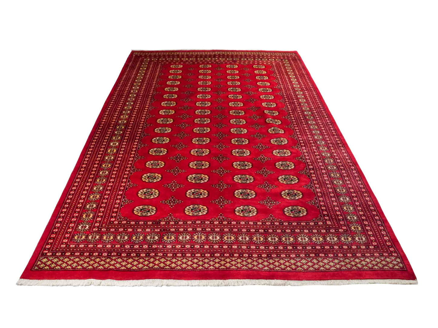 Handgeknüpfter Pakistani Bukhara Orientteppich von Khademi aus Wolle, rot. Klassisches, geometrisches Allover-Design. Traditionell von Hand geknüpft in Pakistan. Größe: 296 cm x 198 cm. Teppichnummer: RB3-1069. Verkauf durch Jupiter Intl.
