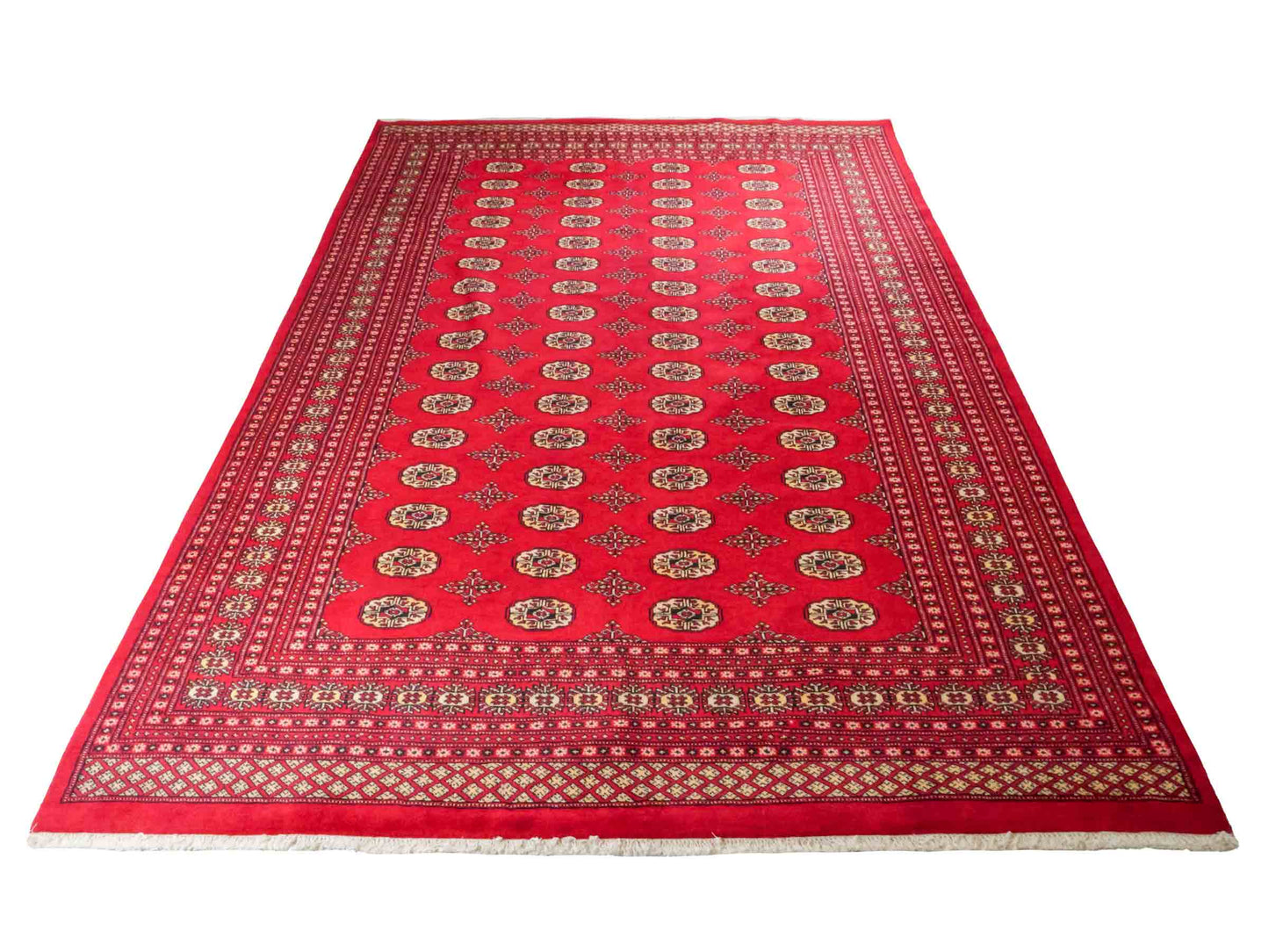 Handgeknüpfter Pakistani Bukhara Orientteppich von Khademi aus Wolle, rot. Klassisches, geometrisches Allover-Design. Traditionell von Hand geknüpft in Pakistan. Größe: 296 cm x 198 cm. Teppichnummer: RB3-1069. Verkauf durch Jupiter Intl.