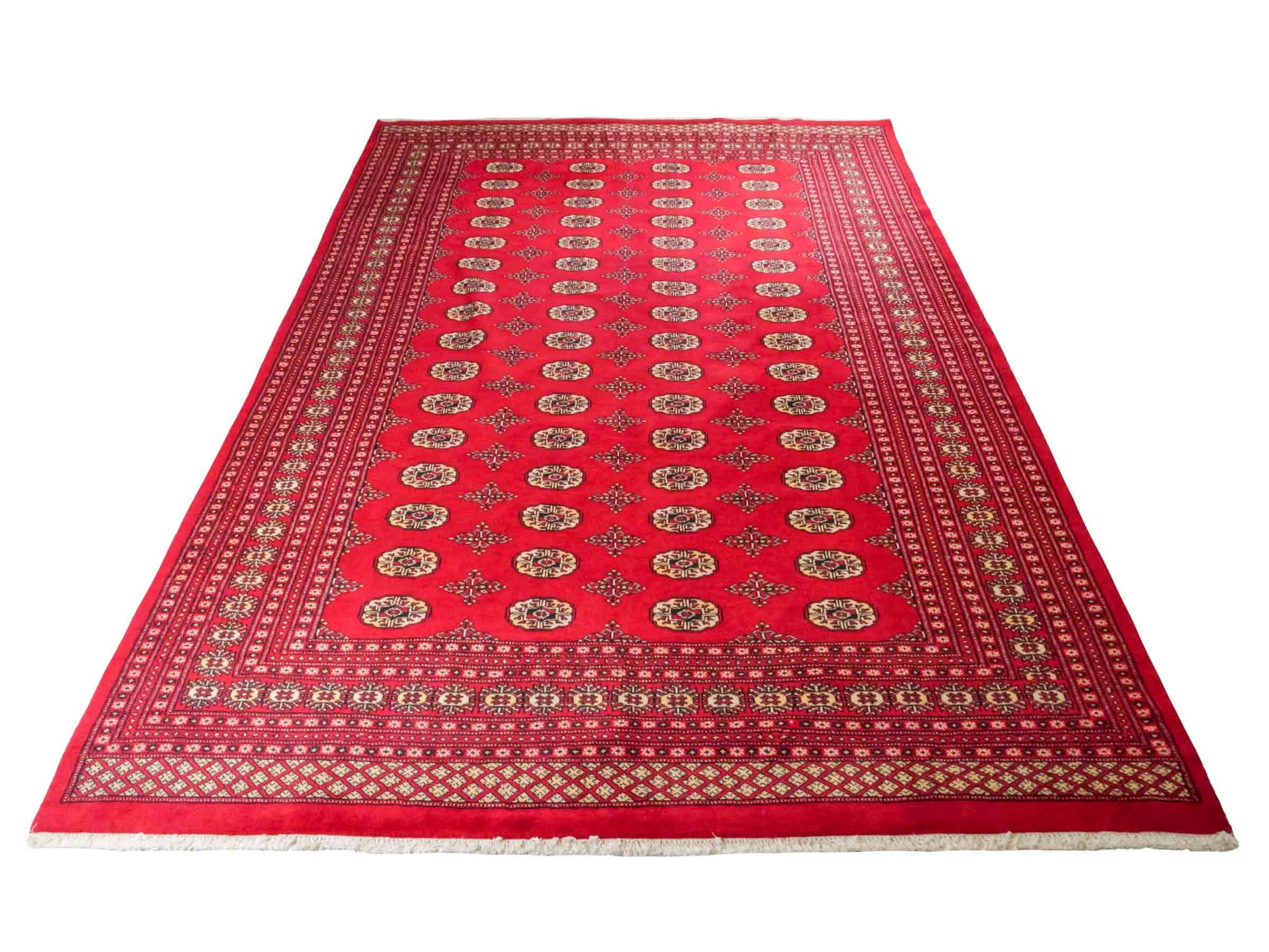Handgeknüpfter Pakistani Bukhara Orientteppich von Khademi aus Wolle, rot. Klassisches, geometrisches Allover-Design. Traditionell von Hand geknüpft in Pakistan. Größe: 296 cm x 198 cm. Teppichnummer: RB3-1069. Verkauf durch Jupiter Intl.