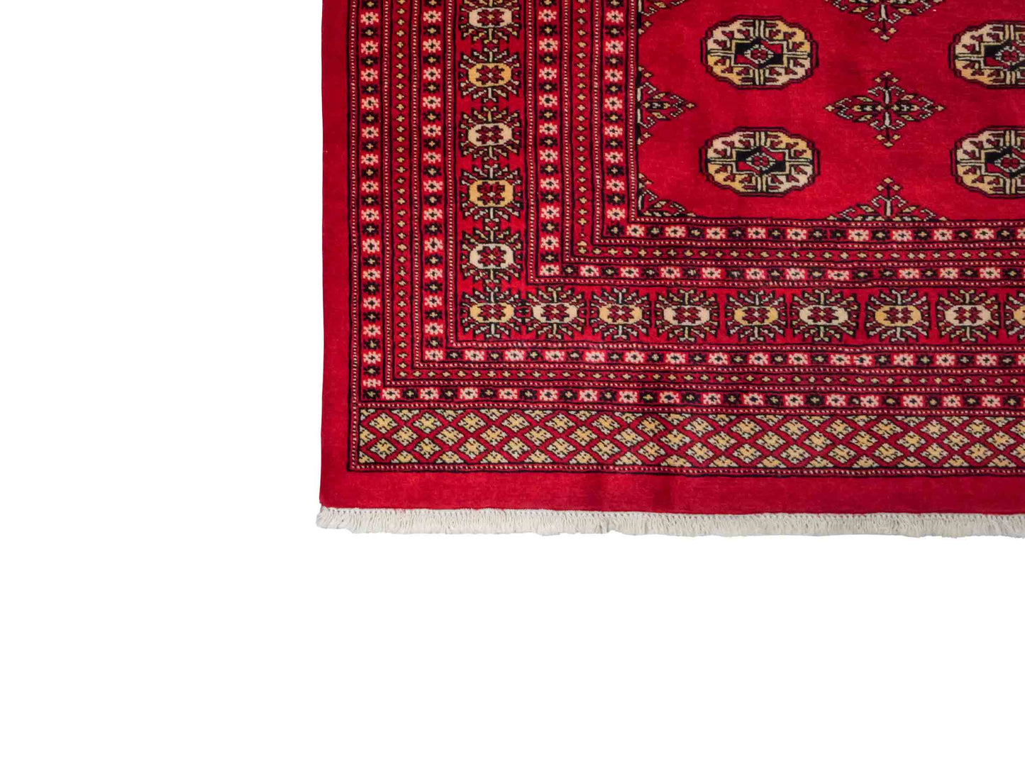 Handgeknüpfter Pakistani Bukhara Orientteppich von Khademi aus Wolle, rot. Klassisches, geometrisches Allover-Design. Traditionell von Hand geknüpft in Pakistan. Größe: 296 cm x 198 cm. Teppichnummer: RB3-1069. Verkauf durch Jupiter Intl.