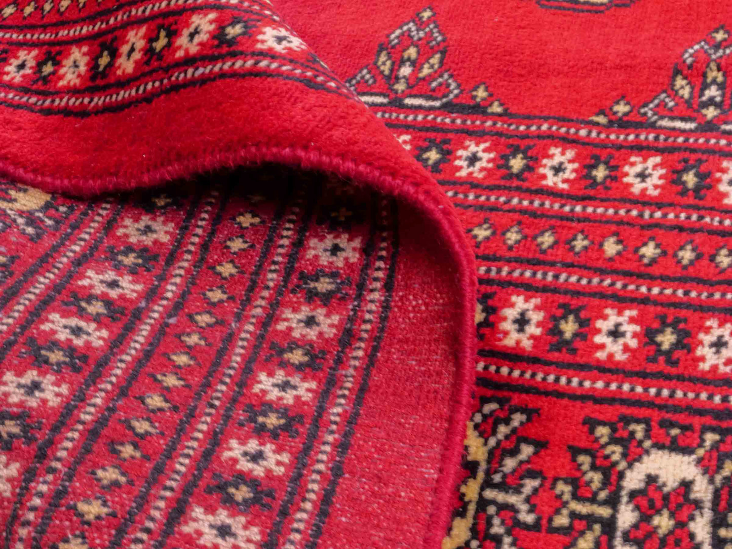 Handgeknüpfter Pakistani Bukhara Orientteppich von Khademi aus Wolle, rot. Klassisches, geometrisches Allover-Design. Traditionell von Hand geknüpft in Pakistan. Größe: 296 cm x 198 cm. Teppichnummer: RB3-1069. Verkauf durch Jupiter Intl.