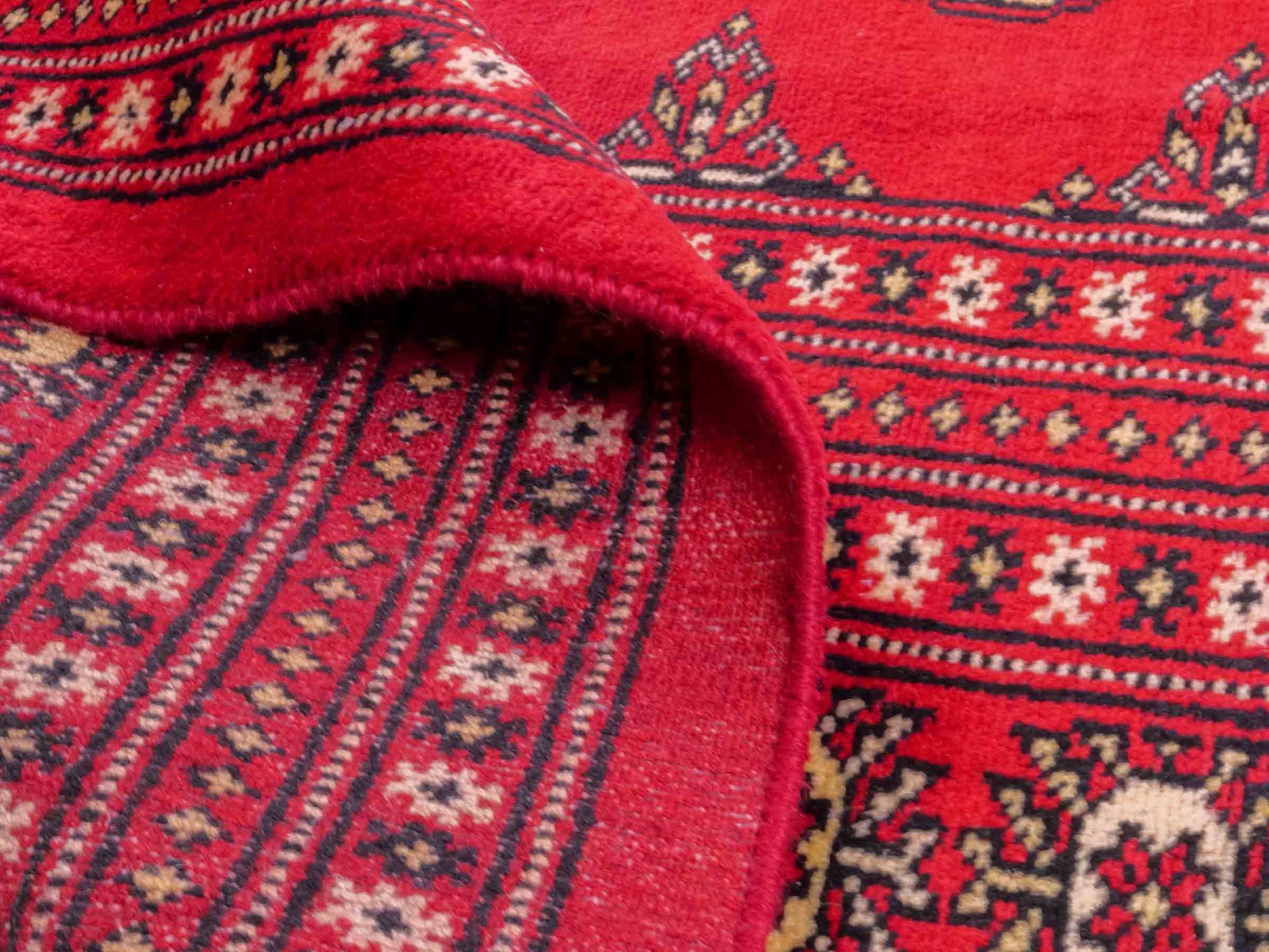 Handgeknüpfter Pakistani Bukhara Orientteppich von Khademi aus Wolle, rot. Klassisches, geometrisches Allover-Design. Traditionell von Hand geknüpft in Pakistan. Größe: 296 cm x 198 cm. Teppichnummer: RB3-1069. Verkauf durch Jupiter Intl.