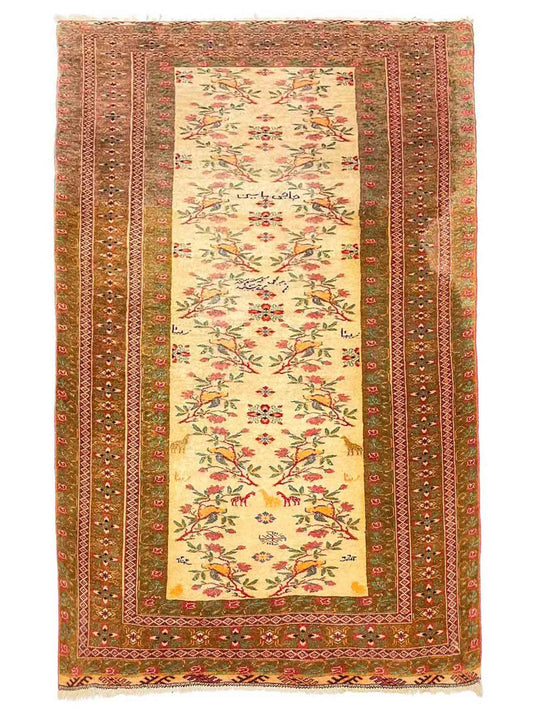 Antiker Mashhad aus reiner Wolle. Handgeknüpft. Ursprung Iran / Persien. Größe: 181 x 110 cm. Hauptfarben: Braun, Gelb, Gold mit roten und grünen Akzenten. Vertrieb durch JUPITER Intl / Khademi.