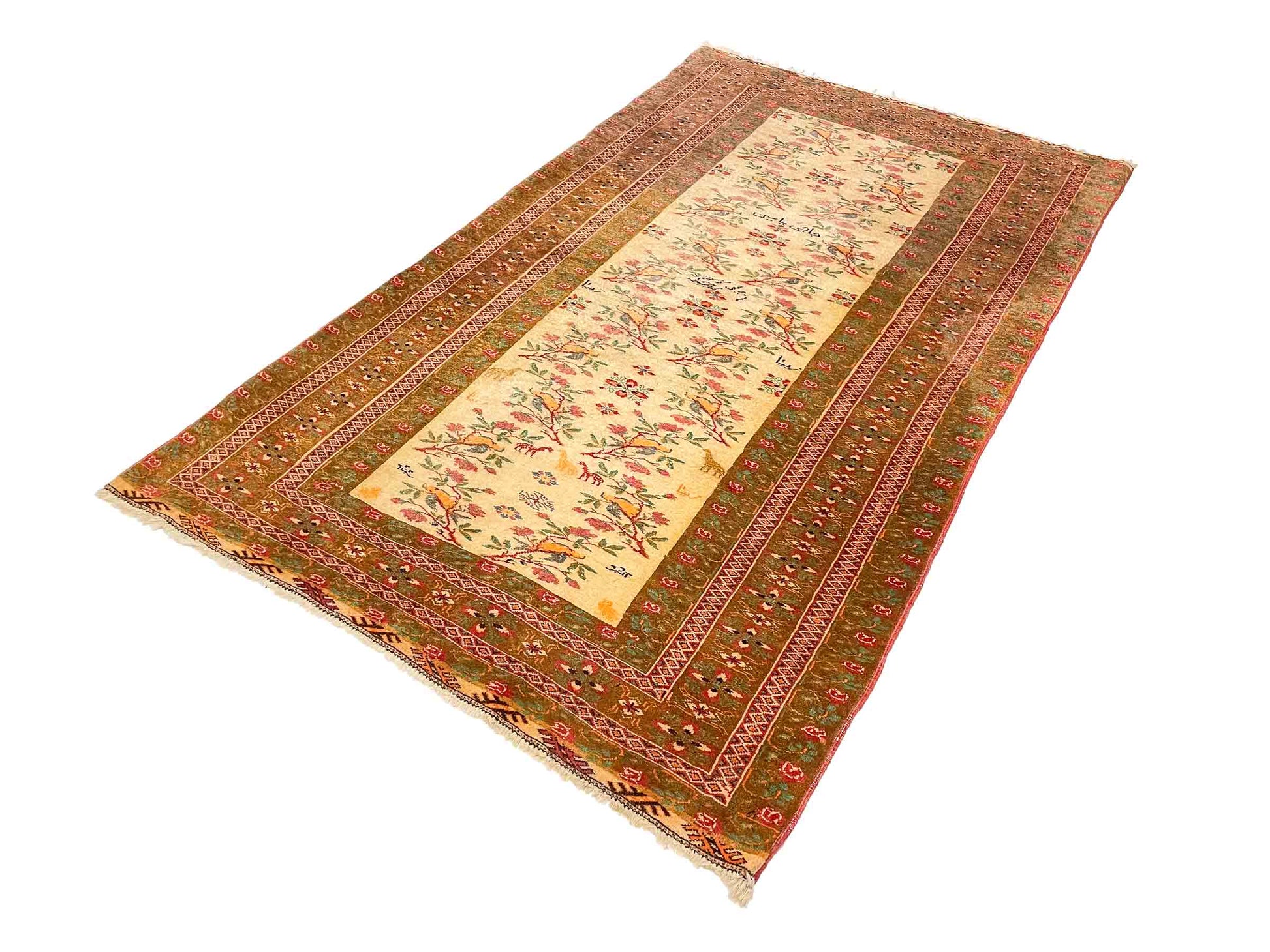 Antiker Mashhad aus reiner Wolle. Handgeknüpft. Ursprung Iran / Persien. Größe: 181 x 110 cm. Hauptfarben: Braun, Gelb, Gold mit roten und grünen Akzenten. Vertrieb durch JUPITER Intl / Khademi.