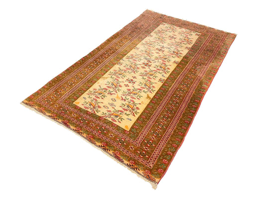 Antiker Mashhad aus reiner Wolle. Handgeknüpft. Ursprung Iran / Persien. Größe: 181 x 110 cm. Hauptfarben: Braun, Gelb, Gold mit roten und grünen Akzenten. Vertrieb durch JUPITER Intl / Khademi.