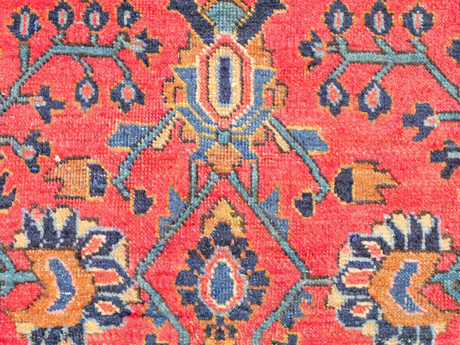 Feiner, handgeknüpfter, antiker Sarough Perserteppich aus Wolle von Khademi. Farbe: Rot. Größe: 207 x 137 cm. Vertrieb durch JUPITER Intl.