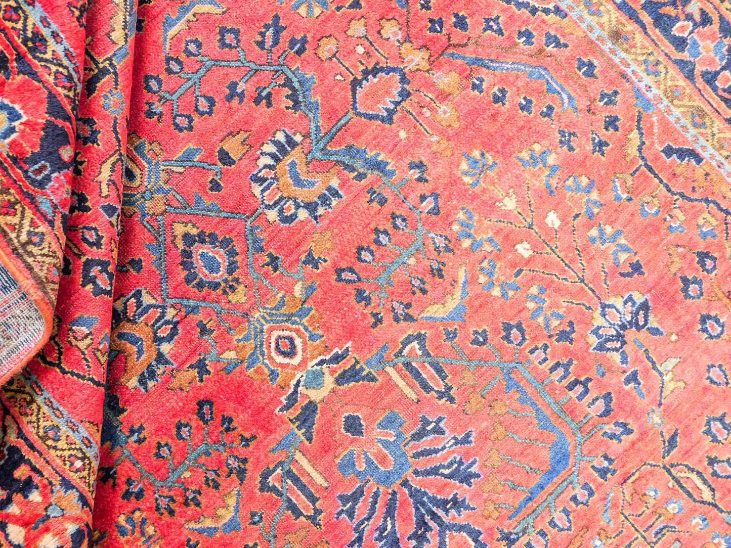 Feiner, handgeknüpfter, antiker Sarough Perserteppich aus Wolle von Khademi. Farbe: Rot. Größe: 207 x 137 cm. Vertrieb durch JUPITER Intl.