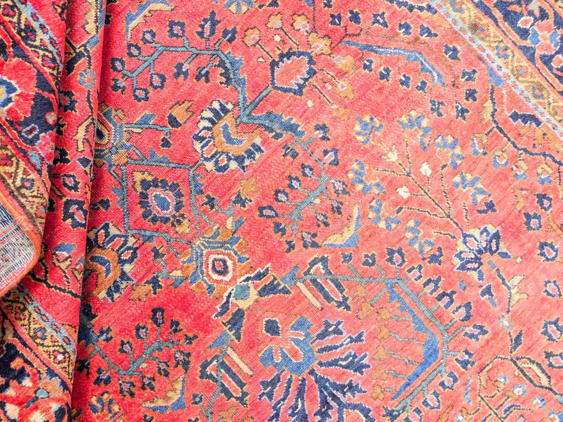 Feiner, handgeknüpfter, antiker Sarough Perserteppich aus Wolle von Khademi. Farbe: Rot. Größe: 207 x 137 cm. Vertrieb durch JUPITER Intl.
