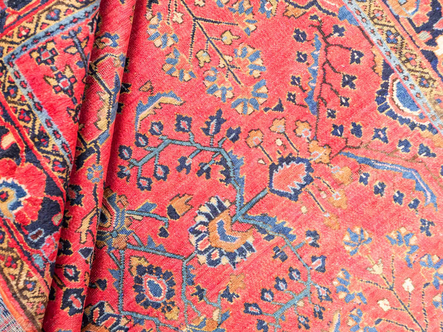 Feiner, handgeknüpfter, antiker Sarough Perserteppich aus Wolle von Khademi. Farbe: Rot. Größe: 207 x 137 cm. Vertrieb durch JUPITER Intl.
