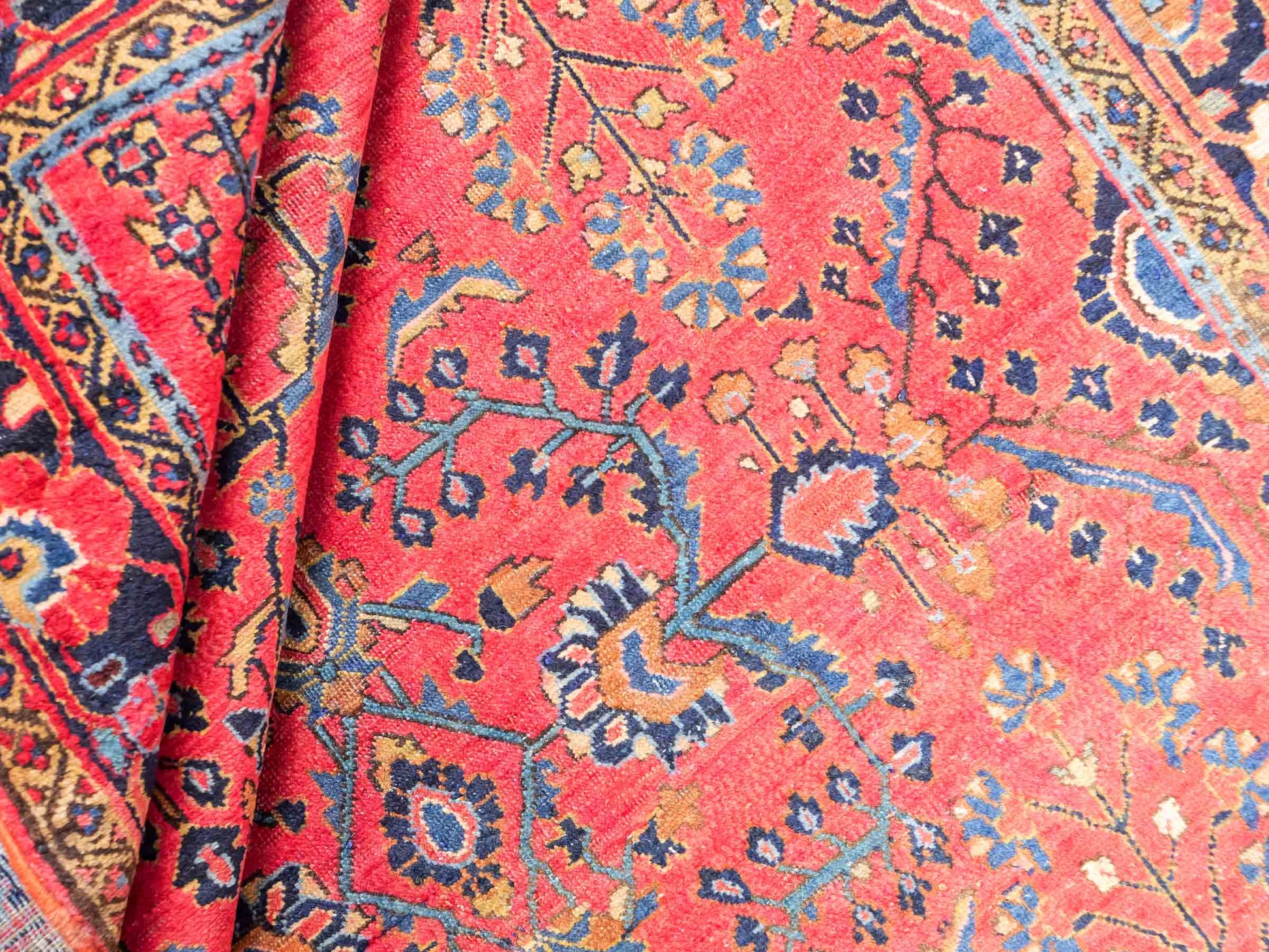 Feiner, handgeknüpfter, antiker Sarough Perserteppich aus Wolle von Khademi. Farbe: Rot. Größe: 207 x 137 cm. Vertrieb durch JUPITER Intl.