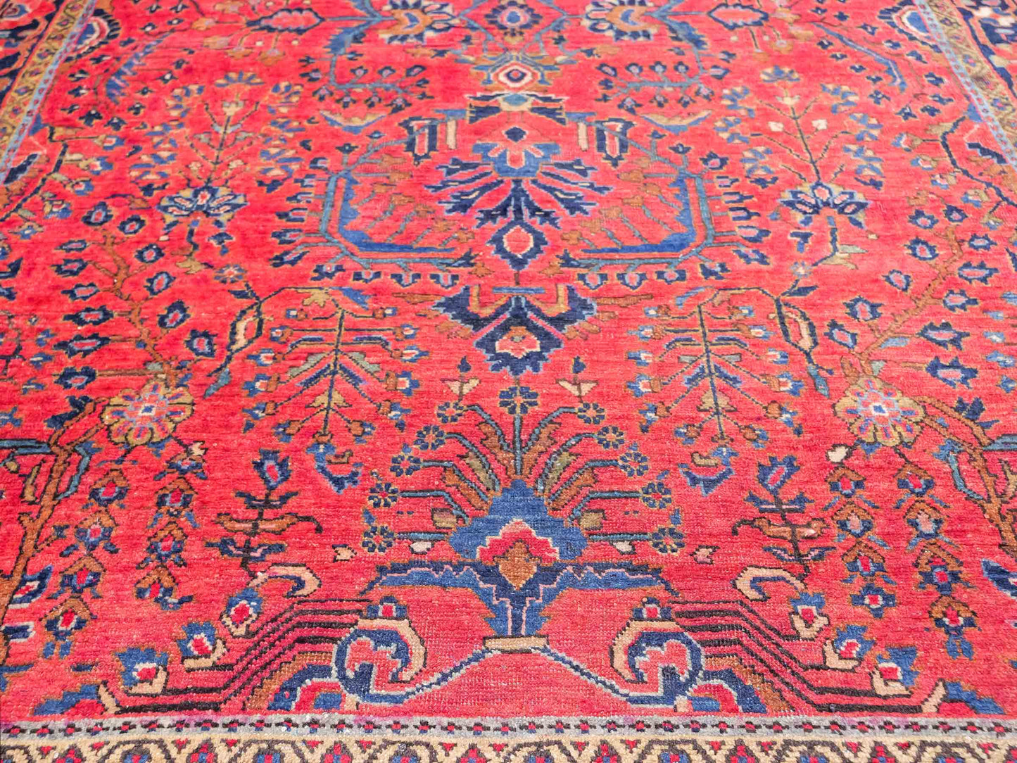 Feiner, handgeknüpfter, antiker Sarough Perserteppich aus Wolle von Khademi. Farbe: Rot. Größe: 207 x 137 cm. Vertrieb durch JUPITER Intl.