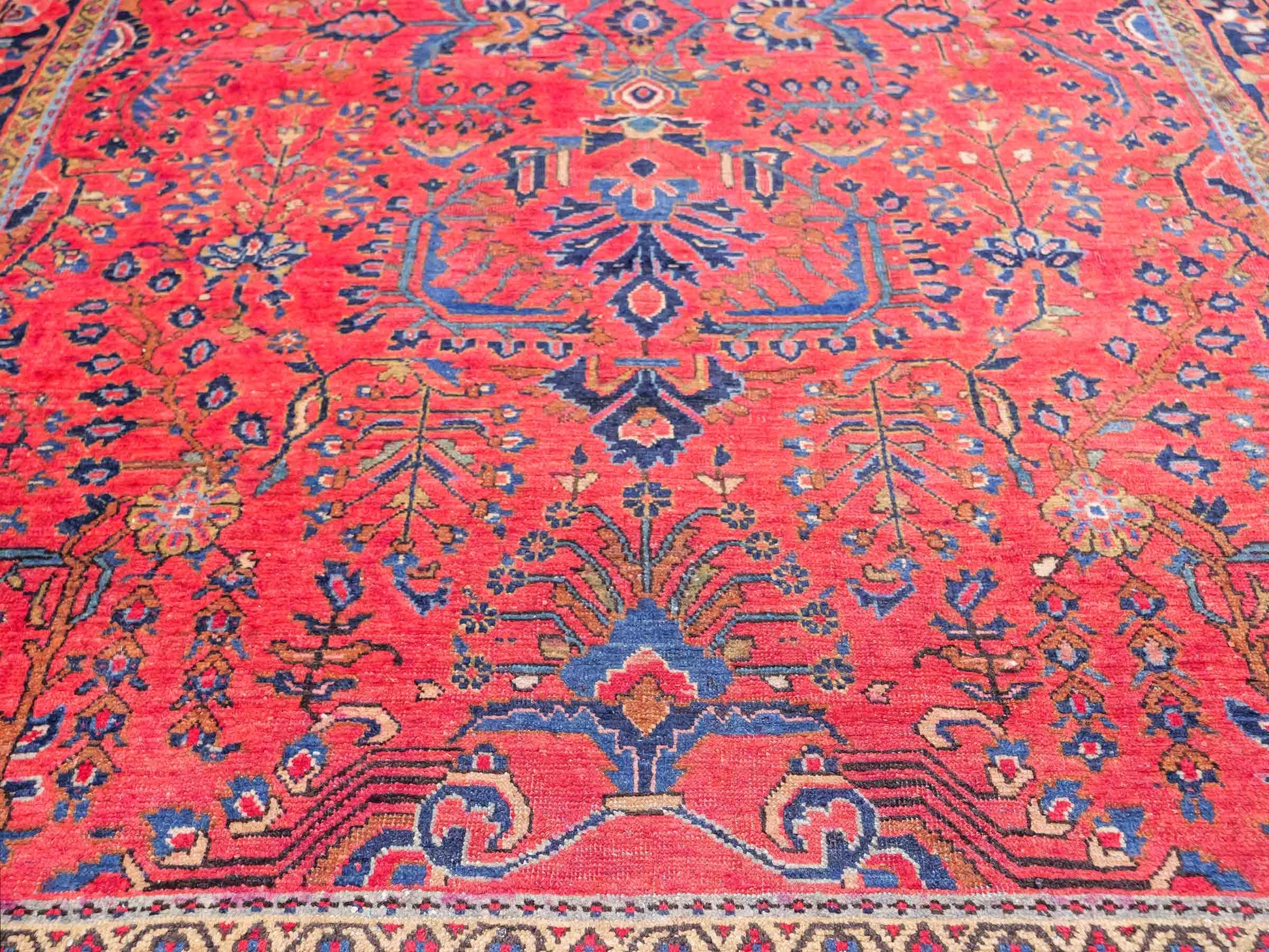 Feiner, handgeknüpfter, antiker Sarough Perserteppich aus Wolle von Khademi. Farbe: Rot. Größe: 207 x 137 cm. Vertrieb durch JUPITER Intl.
