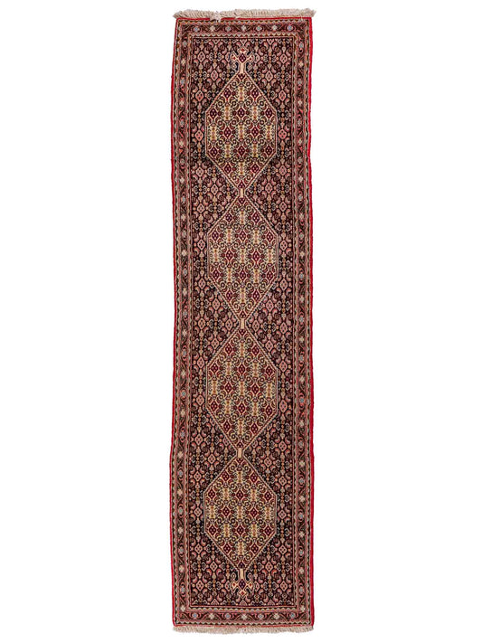 Feiner, handgeknüpfter Bidjar Perserteppich von Khademi. Farbe: Schwarz, rot. Größe: 238 x 50 cm. Vertrieb durch JUPITER Intl.
