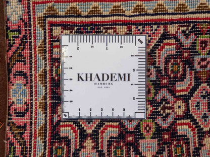 Feiner, handgeknüpfter Bidjar Perserteppich von Khademi. Farbe: Schwarz, rot. Größe: 238 x 50 cm. Vertrieb durch JUPITER Intl.