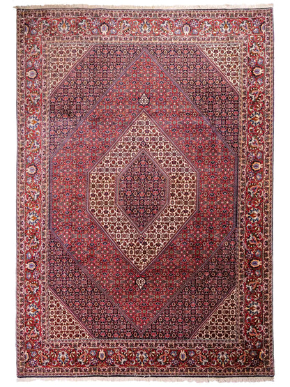 Sehr feiner, handgeknüpfter Bidjar Perserteppich aus reiner Wolle mit geometrischem Medaillon von Khademi. Größe: 297 x 200 cm. Farbe: Rot, blau. RB3-38. Ursprung: Iran / Persien. Verkauf durch JUPITER Intl.