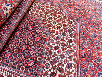 Sehr feiner, handgeknüpfter Bidjar Perserteppich aus reiner Wolle mit geometrischem Medaillon von Khademi. Größe: 297 x 200 cm. Farbe: Rot, blau. RB3-38. Ursprung: Iran / Persien. Verkauf durch JUPITER Intl.