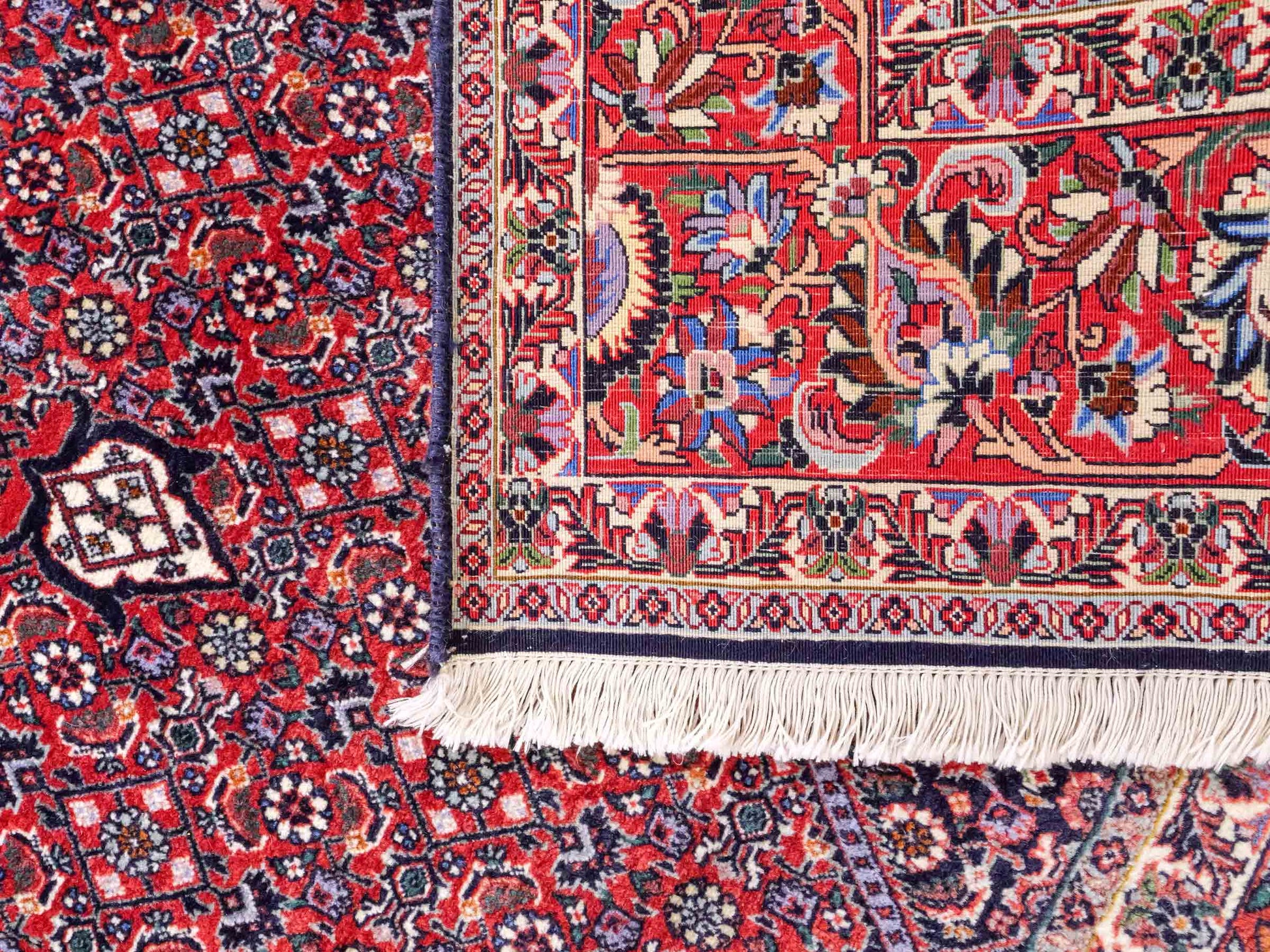 Sehr feiner, handgeknüpfter Bidjar Perserteppich aus reiner Wolle mit geometrischem Medaillon von Khademi. Größe: 297 x 200 cm. Farbe: Rot, blau. RB3-38. Ursprung: Iran / Persien. Verkauf durch JUPITER Intl.