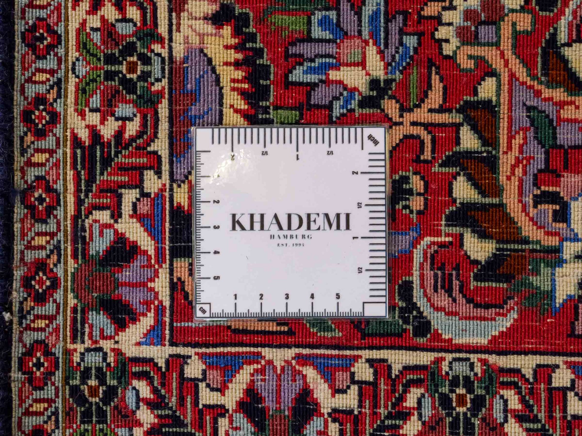 Sehr feiner, handgeknüpfter Bidjar Perserteppich aus reiner Wolle mit geometrischem Medaillon von Khademi. Größe: 297 x 200 cm. Farbe: Rot, blau. RB3-38. Ursprung: Iran / Persien. Verkauf durch JUPITER Intl.