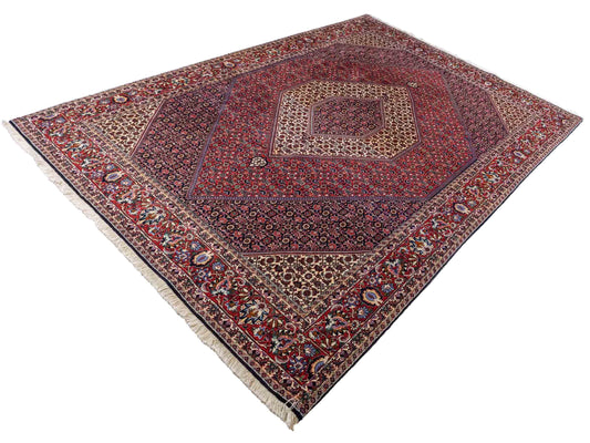Sehr feiner, handgeknüpfter Bidjar Perserteppich aus reiner Wolle mit geometrischem Medaillon von Khademi. Größe: 297 x 200 cm. Farbe: Rot, blau. RB3-38. Ursprung: Iran / Persien. Verkauf durch JUPITER Intl.