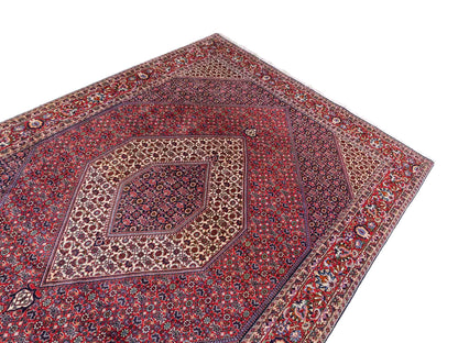 Sehr feiner, handgeknüpfter Bidjar Perserteppich aus reiner Wolle mit geometrischem Medaillon von Khademi. Größe: 297 x 200 cm. Farbe: Rot, blau. RB3-38. Ursprung: Iran / Persien. Verkauf durch JUPITER Intl.