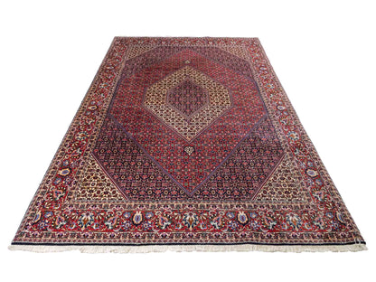 Sehr feiner, handgeknüpfter Bidjar Perserteppich aus reiner Wolle mit geometrischem Medaillon von Khademi. Größe: 297 x 200 cm. Farbe: Rot, blau. RB3-38. Ursprung: Iran / Persien. Verkauf durch JUPITER Intl.
