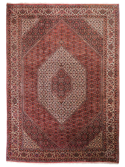 Sehr feiner, handgeknüpfter Bidjar Perserteppich aus reiner Wolle mit geometrischem Medaillon von Khademi. Größe: 306 x 200 cm. Farbe: Rot, creme. RB3-38. Ursprung: Iran / Persien. Verkauf durch JUPITER Intl.