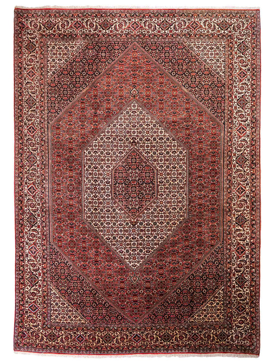 Sehr feiner, handgeknüpfter Bidjar Perserteppich aus reiner Wolle mit geometrischem Medaillon von Khademi. Größe: 306 x 200 cm. Farbe: Rot, creme. RB3-38. Ursprung: Iran / Persien. Verkauf durch JUPITER Intl.