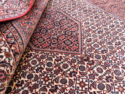 Sehr feiner, handgeknüpfter Bidjar Perserteppich aus reiner Wolle mit geometrischem Medaillon von Khademi. Größe: 306 x 200 cm. Farbe: Rot, creme. RB3-38. Ursprung: Iran / Persien. Verkauf durch JUPITER Intl.