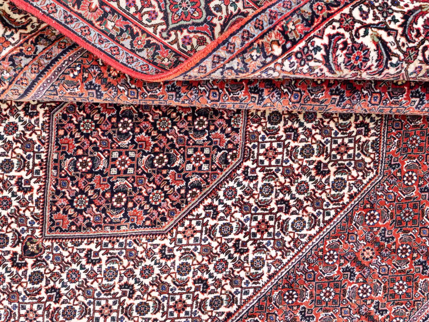 Sehr feiner, handgeknüpfter Bidjar Perserteppich aus reiner Wolle mit geometrischem Medaillon von Khademi. Größe: 306 x 200 cm. Farbe: Rot, creme. RB3-38. Ursprung: Iran / Persien. Verkauf durch JUPITER Intl.