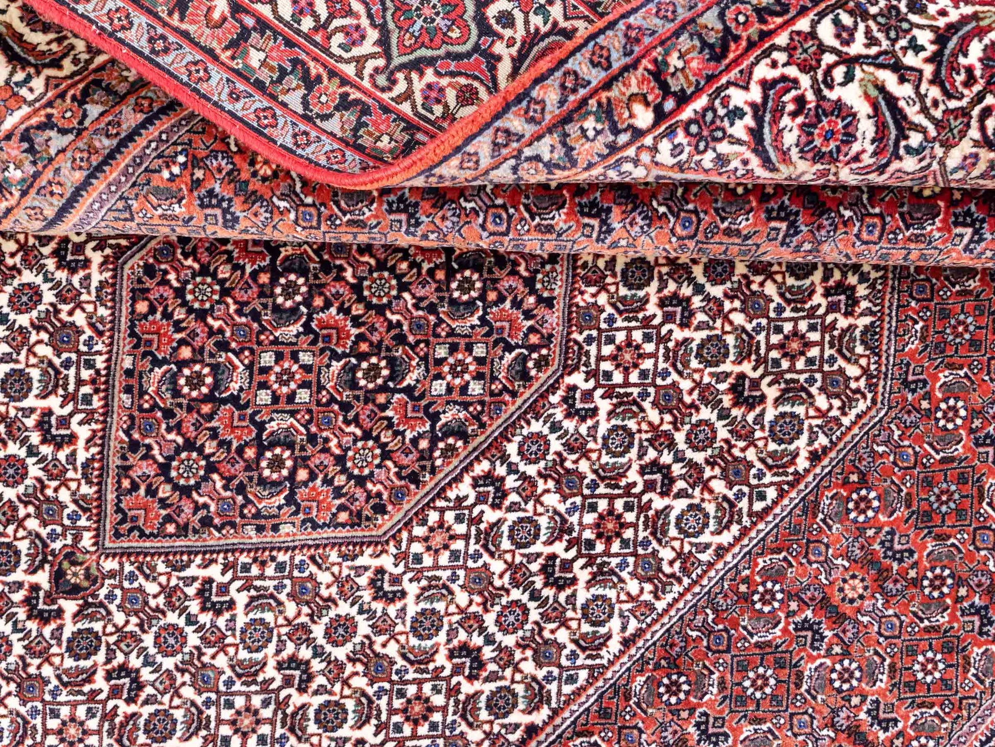 Sehr feiner, handgeknüpfter Bidjar Perserteppich aus reiner Wolle mit geometrischem Medaillon von Khademi. Größe: 306 x 200 cm. Farbe: Rot, creme. RB3-38. Ursprung: Iran / Persien. Verkauf durch JUPITER Intl.