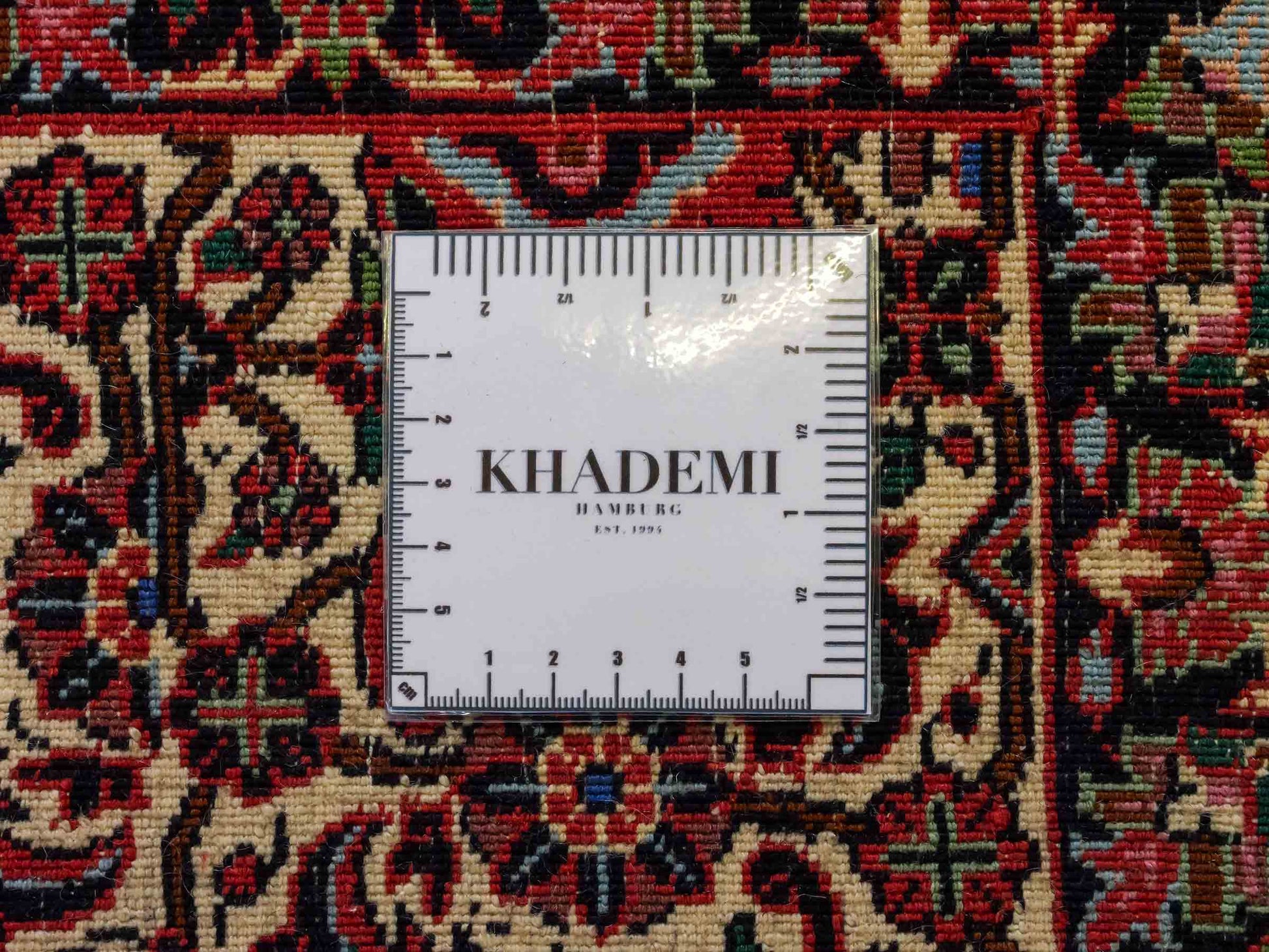 Sehr feiner, handgeknüpfter Bidjar Perserteppich aus reiner Wolle mit geometrischem Medaillon von Khademi. Größe: 306 x 200 cm. Farbe: Rot, creme. RB3-38. Ursprung: Iran / Persien. Verkauf durch JUPITER Intl.