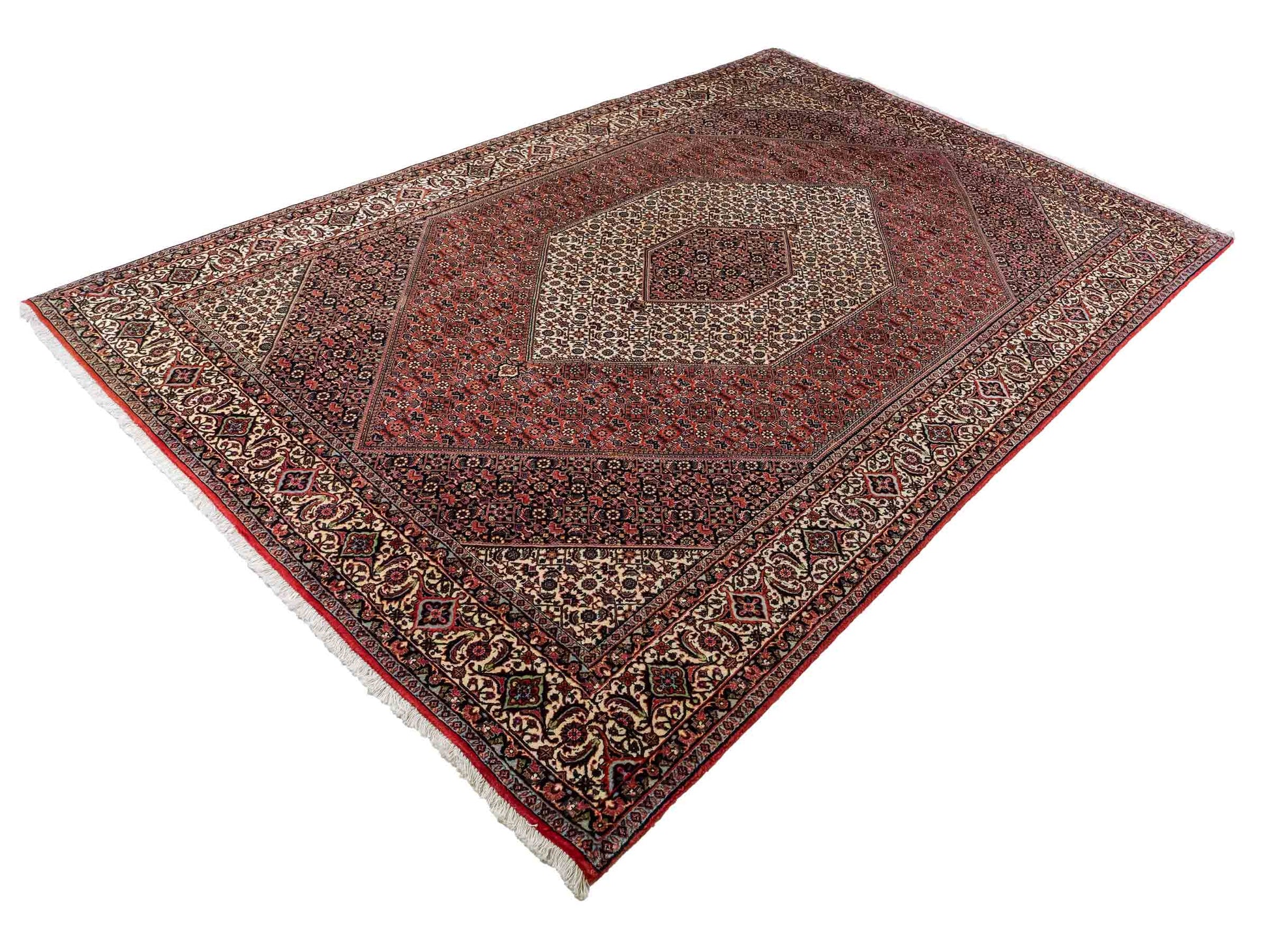 Sehr feiner, handgeknüpfter Bidjar Perserteppich aus reiner Wolle mit geometrischem Medaillon von Khademi. Größe: 306 x 200 cm. Farbe: Rot, creme. RB3-38. Ursprung: Iran / Persien. Verkauf durch JUPITER Intl.