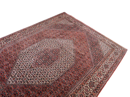 Sehr feiner, handgeknüpfter Bidjar Perserteppich aus reiner Wolle mit geometrischem Medaillon von Khademi. Größe: 306 x 200 cm. Farbe: Rot, creme. RB3-38. Ursprung: Iran / Persien. Verkauf durch JUPITER Intl.