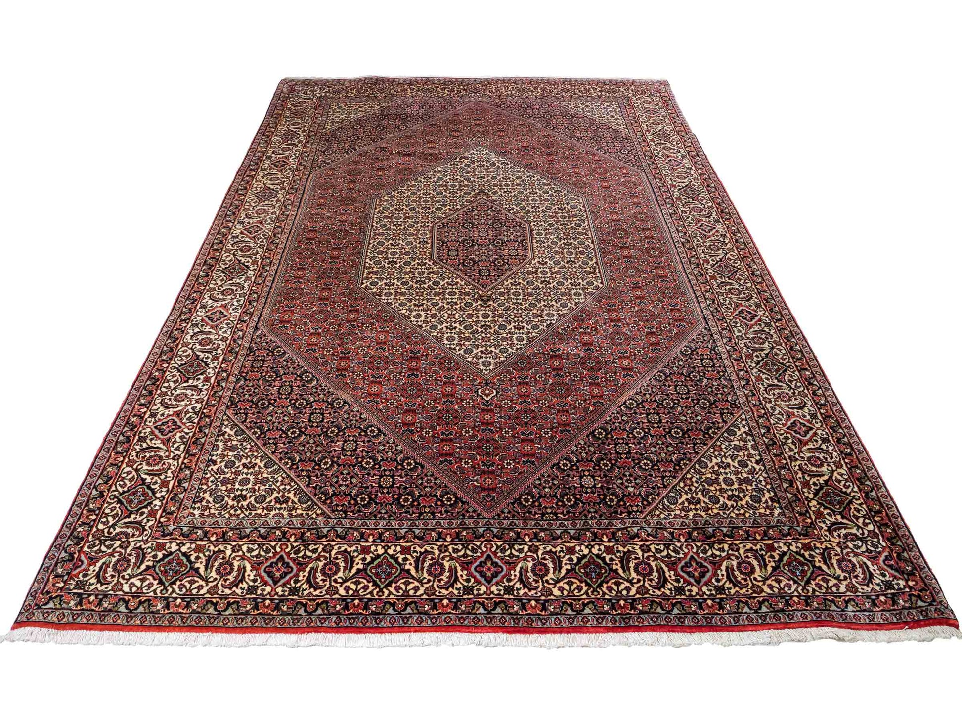 Sehr feiner, handgeknüpfter Bidjar Perserteppich aus reiner Wolle mit geometrischem Medaillon von Khademi. Größe: 306 x 200 cm. Farbe: Rot, creme. RB3-38. Ursprung: Iran / Persien. Verkauf durch JUPITER Intl.