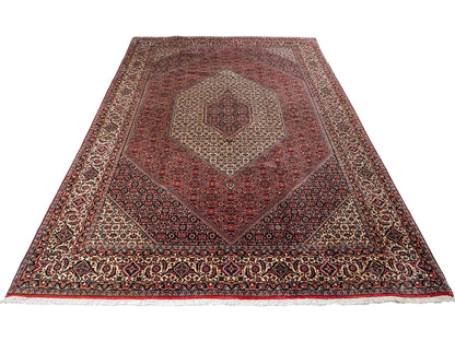Sehr feiner, handgeknüpfter Bidjar Perserteppich aus reiner Wolle mit geometrischem Medaillon von Khademi. Größe: 306 x 200 cm. Farbe: Rot, creme. RB3-38. Ursprung: Iran / Persien. Verkauf durch JUPITER Intl.