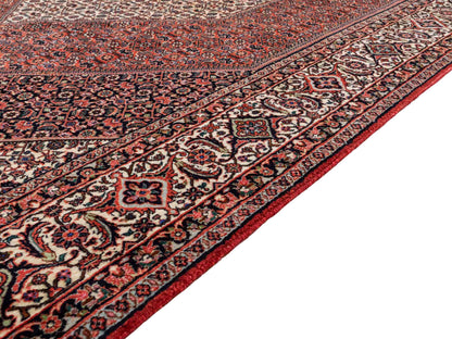 Sehr feiner, handgeknüpfter Bidjar Perserteppich aus reiner Wolle mit geometrischem Medaillon von Khademi. Größe: 306 x 200 cm. Farbe: Rot, creme. RB3-38. Ursprung: Iran / Persien. Verkauf durch JUPITER Intl.