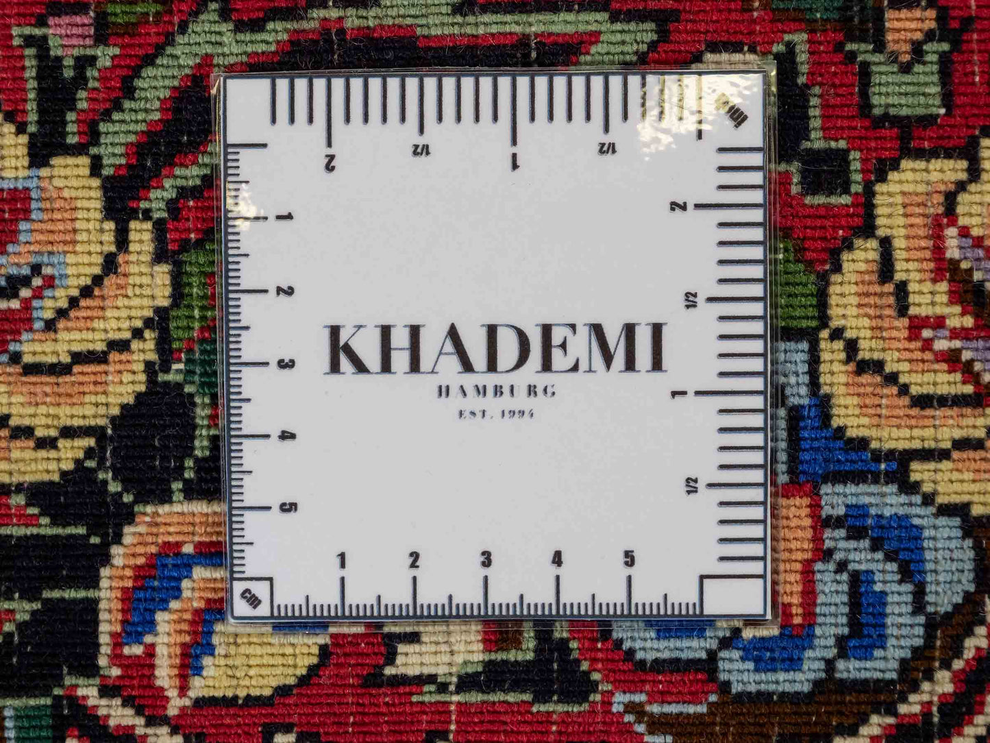 Sehr feiner, handgeknüpfter Bidjar Perserteppich von Khademi. Farbe: Schwarz, blau, rot. Größe: 3,07 x 2,03 m. Vertrieb durch JUPITER Intl.