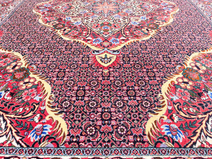 Sehr feiner, handgeknüpfter Bidjar Perserteppich von Khademi. Farbe: Schwarz, blau, rot. Größe: 3,07 x 2,03 m. Vertrieb durch JUPITER Intl.