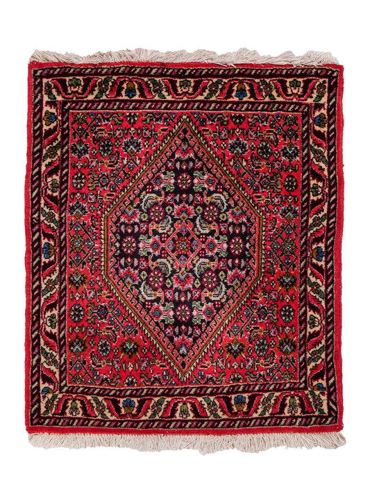 Sehr feiner, handgeknüpfter Bidjar Perserteppich aus Wolle von Khademi. Farben: rot, blau. Größe: 67 x 59 cm. Vertrieb durch JUPITER Intl.