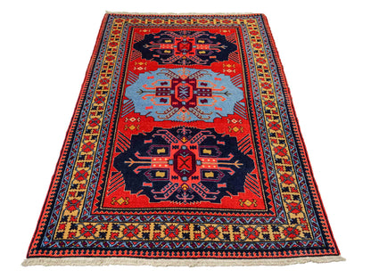 Handgeknüpfter, persischer Ardebil Dorfteppich aus Wolle von Khademi. Farbe: Rot, blau. Größe: 190 x 130 cm. Verkauf durch JUPITER Intl.