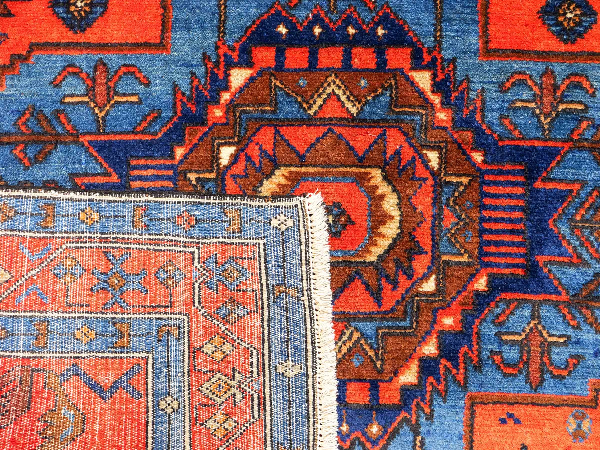 Handgeknüpfter, persischer Malayer Dorfteppich aus Wolle von Khademi. Farbe: Rot, blau. Größe: 187 x 122 cm. Verkauf durch JUPITER Intl.