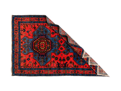 Handgeknüpfter, persischer Malayer Dorfteppich aus Wolle von Khademi. Farbe: Rot, blau. Größe: 187 x 122 cm. Verkauf durch JUPITER Intl.