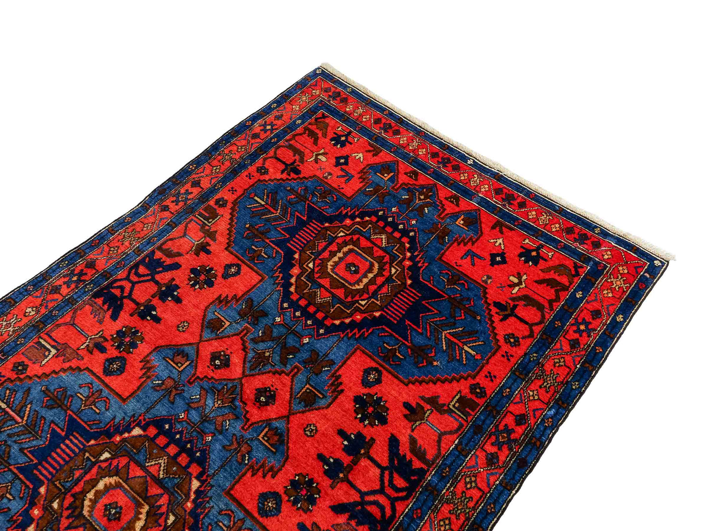 Handgeknüpfter, persischer Malayer Dorfteppich aus Wolle von Khademi. Farbe: Rot, blau. Größe: 187 x 122 cm. Verkauf durch JUPITER Intl.