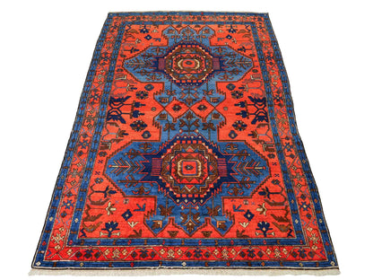 Handgeknüpfter, persischer Malayer Dorfteppich aus Wolle von Khademi. Farbe: Rot, blau. Größe: 187 x 122 cm. Verkauf durch JUPITER Intl.