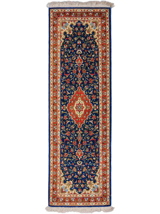 Sehr feiner, handgeknüpfter Ghom Perserteppich von Khademi aus Seide, blau, orange. 117x39 cm. Verkauf durch Jupiter Intl.